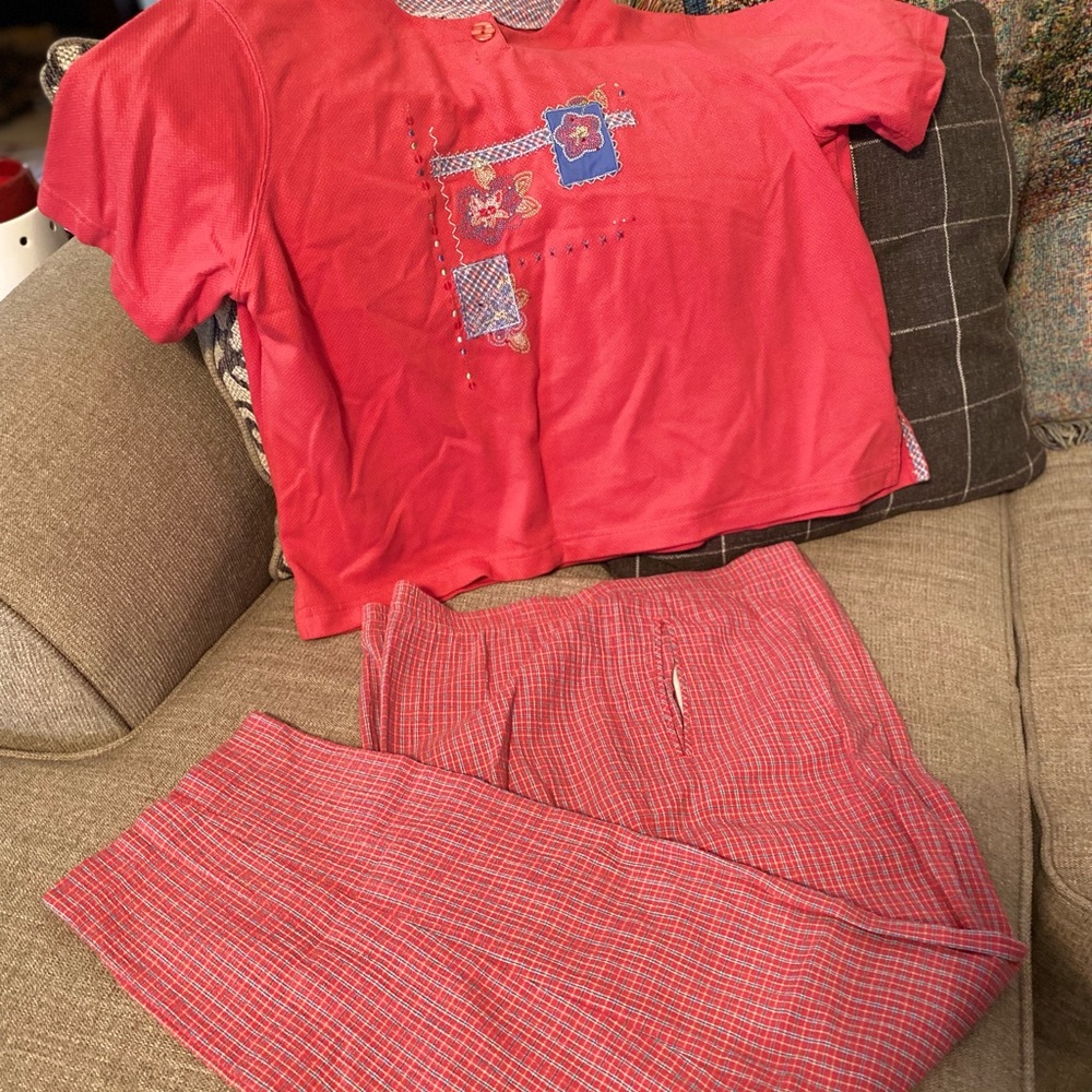 🌟🌟NEW LISTING🌟🌟 Women’s Capris Set PETITE
